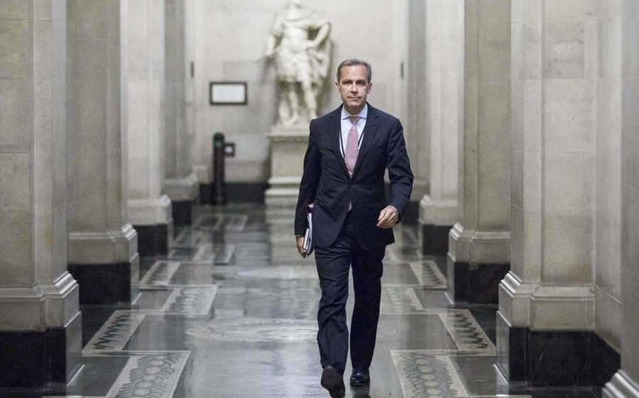Mark Carney, governador do Banco de Inglaterra, caminha para a sua primeira conferência de imprensa após a reunião de política monetária. Fotografia: Jason Alden