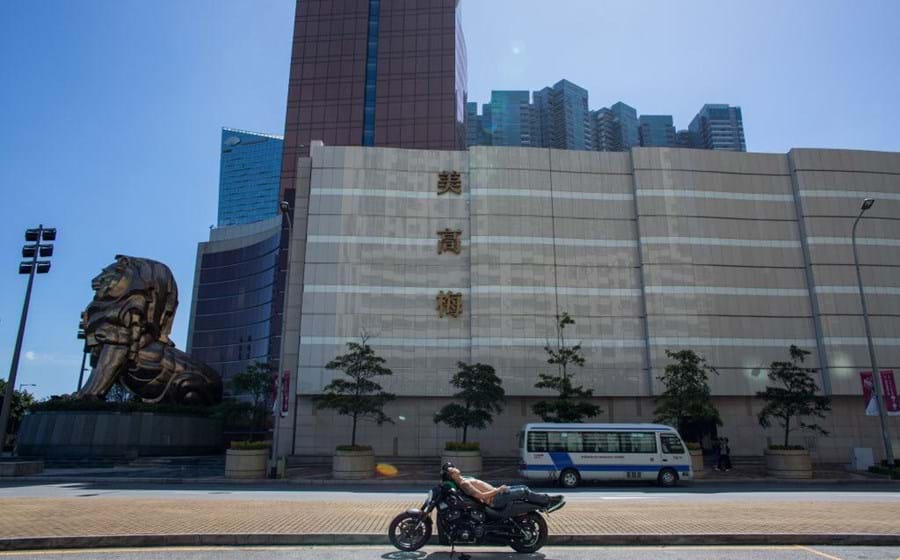 Um homem descansa em cima de uma mota, à entrada da MGM Macau, operada pela MGM China Holdings Ltd.
Fotografia de Lam Yik Fei