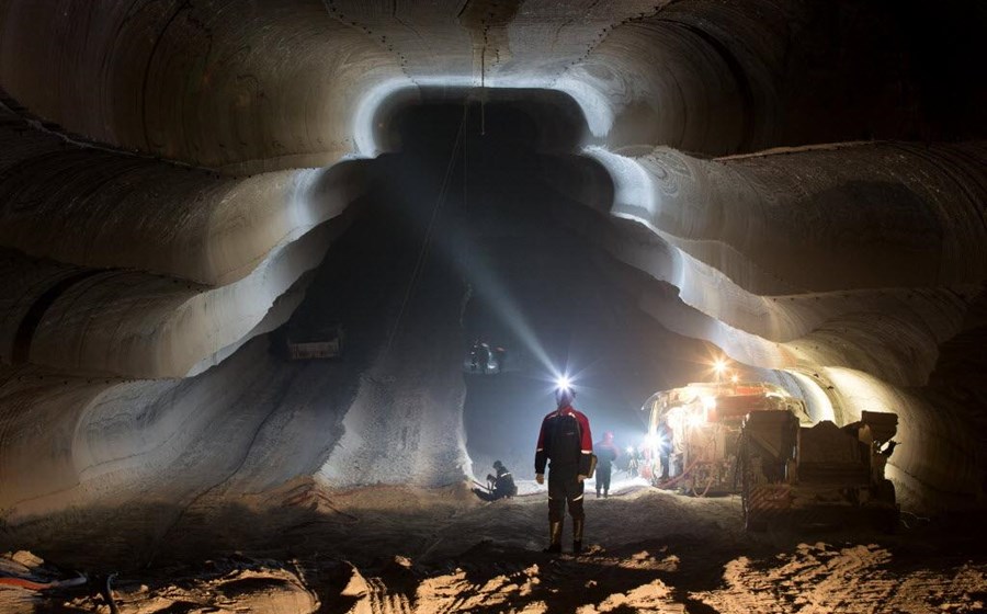 A lanterna do capacete de um trabalhador ilumina as paredes de máquina de corte numa mina de potássio operada pela OAO Uralkali, em Berezniki, Rússia. Fotografia de Andrey Rudakov