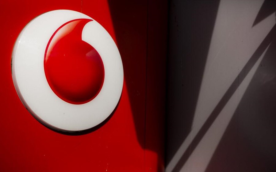 Logotipo da Vodafone, a 2 de Setembro, dia em que se esperava que a norte-americana Verizon Communications anunciasse um acordo para comprar 45% do grupo britânico (ficando com o controlo, 55%), o que veio a confirmar-se. Fotografia de Jason Alden