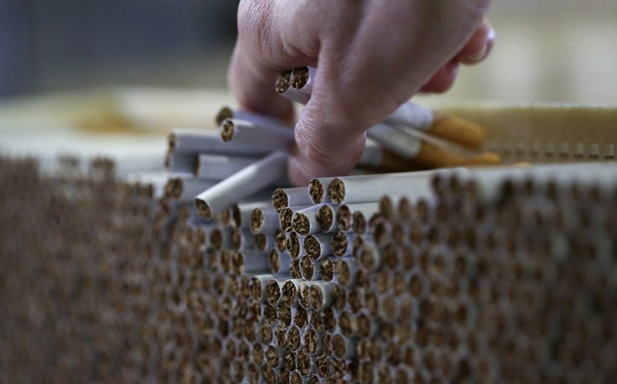 Um funcionários verifica cigarros da Lambert and Butler, produzidos pela Imperial Tobacco Group. Fotografia: Chris Ratcliffe