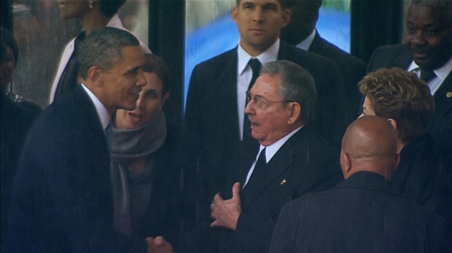 Um aperto de mão entre Barack Obama e Raul Castro. Uma imagem inédita entre os líderes de dois países que estão de relações cortadas há mais de 50 anos.