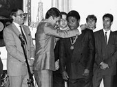 Cavaco Silva, então primeiro-ministro, homenageia Eusébio, em 1980. Fotografia: Record