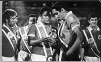 Entrega das faixas de campeão pelo Sport Lisboa e Benfica na época 1970/71. Fotografia: Record