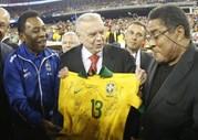 Péle, José Marin e Eusébio no início do jogo particular entre as selecções de Portugal e do Brasil, no Gillette Stadium, em Boston, EUA. Fotografia: Pedro Ferreira/Record