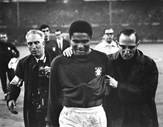 Eusébio sai a chorar do jogo Portugal - Inglaterra em que perdeu por 2-1 no Mundial de 66. Fotografia: Correio da Manhã