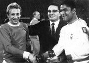  Eusébio recebe o prémio 'Bola de Ouro' antes do jogo contra o Manchester United para a Taça dos Campeões. Benfica venceu por 3-2. Fotografia: Record