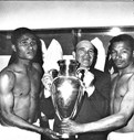 Final da Taça dos Campeões que Benfica venceu por 5-3 ao Real Madrid, em 1962. Eusébio ao lado de Bella Guttmann e Coluna. Fotografia: Record