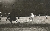 Eusébio marcou dois golos no final da Taça dos Campeões em 1962, ajudando o Benfica a conquistar o troféu frente ao Real Madrid por 5-3. Fotografia: Record