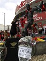 No dia em que Eusébio faleceu foram muitos os adeptos de futebol que prestaram homenagem ao Pantera Negra. Fotografia: Jorge Paula/Cofina Media