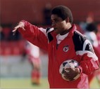 Eusébio como treinador adjunto do Benfica na época 1997/98. Fotografia: Pedro Sá da Bandeira/Record