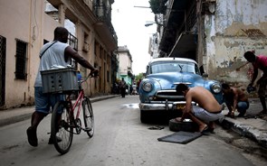 Todos os cubanos vão poder comprar carros novos, mas só ao Estado