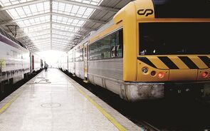 Linha ferroviária de Cascais está há oito anos à espera 