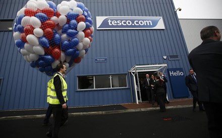 Tesco avança com plano de corte de custos