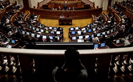 Parlamento reúne-se hoje para acelerar cortes salariais