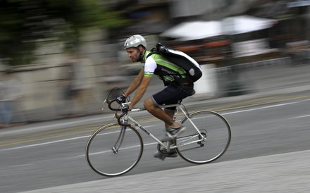 Roda Livre. Estafeta montou paixão com bolsos precários 