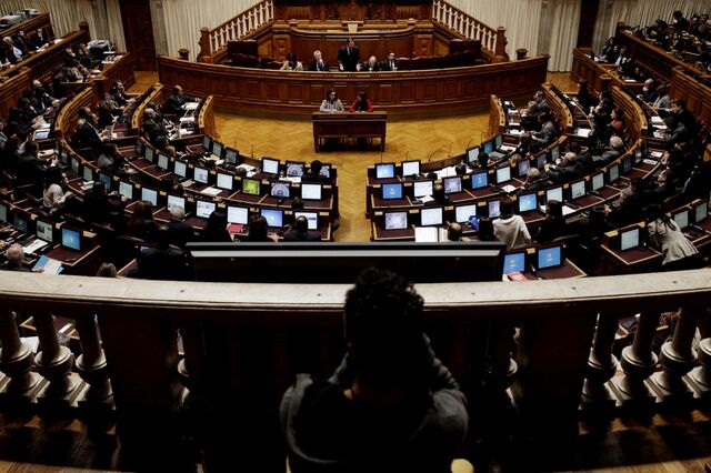 Parlamento reúne-se hoje para acelerar cortes salariais