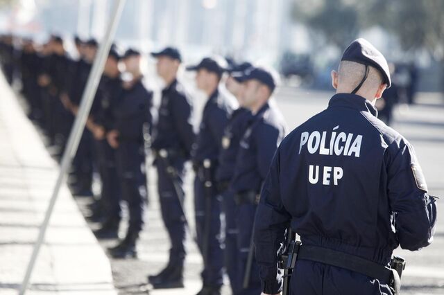 Governo, dinheiro, fardas