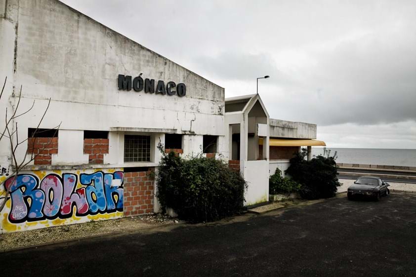 O restaurante Mónaco, ex-libris do concelho de Oeiras que até deu nome a uma curva, depois de anos de abandono foi agora vendido a uma empresa espanhola. O negócio foi fechado por pouco mais de 700 mil euros.