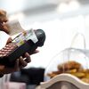 Crédito ao consumo com ligeira subida em agosto, mas forte queda face a julho