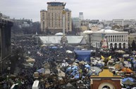 A Praça da Independência continua repleta de manifestantes, agora sem confrontos e com alguns festejos