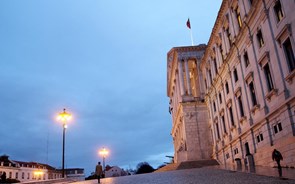 Parlamento aprova nova taxa sobre empresas com mais contratos a prazo