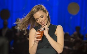 Coca-Cola responde a Scarlett Johansson com máquina de refrigerantes para a casa