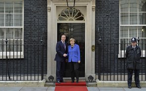 Cameron reúne-se com Merkel para manifestar oposição à nomeação de Juncker