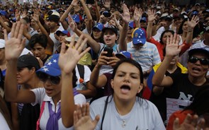 Populares saem às ruas e tomam praça controlada por militares na Venezuela  