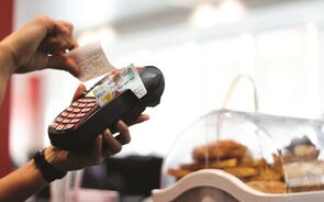 Bancos aumentam comissões dos cartões de débito em 15% 