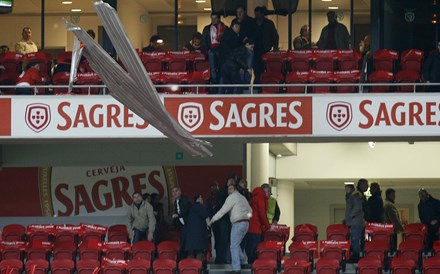 Voltaram a cair placas da cobertura do Estádio da Luz (act)