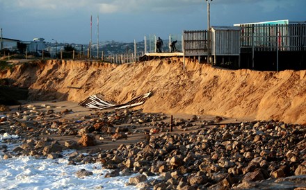 Câmara de Almada leva estragos na Costa de Caparica ao Parlamento