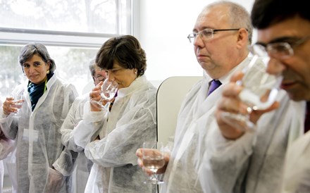 Deputados foram ao laboratório provar água da torneira. E gostaram 