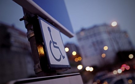 A partir de amanhã, estacionar em locais para deficientes tira dois pontos à carta