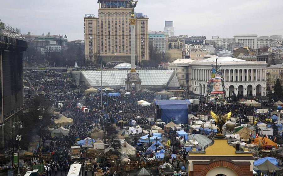 A Praça da Independência continua repleta de manifestantes, agora sem confrontos e com alguns festejos