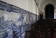 Os azulejos do salão nobre são 'muito bons' e foram 'uma das razões fundamentais' para a classificação do antigo convento de Rilhafoles, explica Sarmento de Matos. Retratam a história de São Vicente de Paulo.