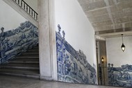 Pormenores dos azulejos que revestem uma das escadarias do hospital de São José.