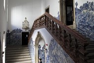 A escadaria principal do palácio Mello também está repleta de painéis de azulejos. O palácio Mello tem azulejos de várias épocas.