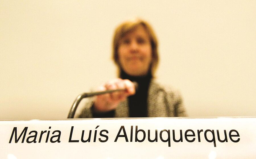 Ministra das Finanças vai ao Eurogrupo com estratégia orçamental já em discussão 