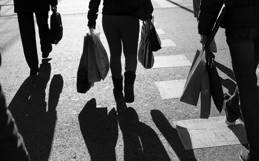 Poupança cai com mais consumo e menos rendimento pessoas compras consumidores