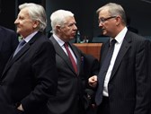 16 de Maio de 2011 – Ministros das Finanças da Zona Euro e da União Europeia aprovam plano de ajuda a Portugal. A primeira tranche foi fixada em 18 mil milhões de euros. Na foto, Jean-Claude Trichet, Teixeira dos Santos e Olli Rehn 
