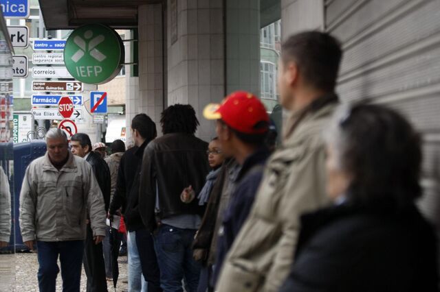 Número de desempregados abaixo dos 400 mil pela primeira vez em 10 anos