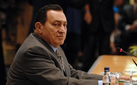 Mubarak condenado a três anos de prisão