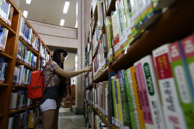 Económico: Governo quer reduzir preços dos manuais escolares em Setembro