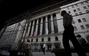 Wall Street em queda à espera das minutas da Fed