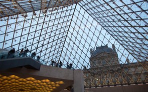 Louvre fecha ao público com receio de cheias no Sena