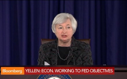 Yellen diz que o desemprego está elevado e a economia recuperar