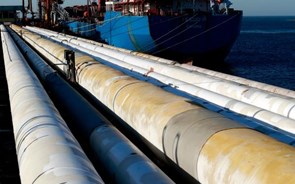 Petróleo cai mais de 2% após Venezuela alertar sobre barril a 20 dólares