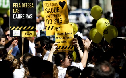 Balões amarelos e batas brancas 'à porta' de Paulo Macedo 