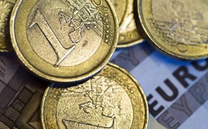 Euro sobe e recupera de mínimos de 2012